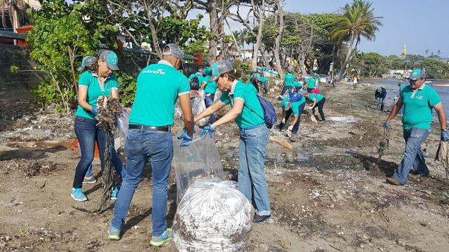 Colaboradores de EDENORTE Dominicana en las labores de limpieza opt