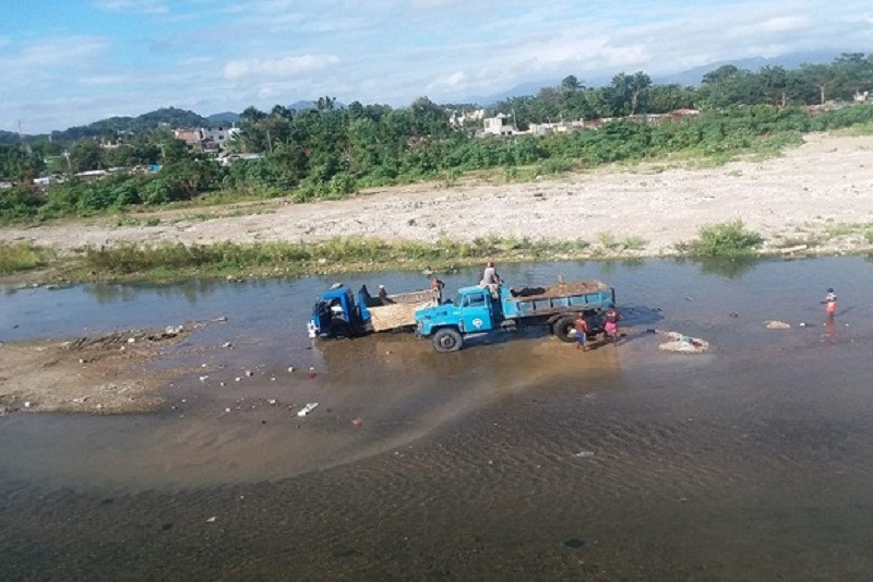 Camioneros saquean rios a plenas luz del du00eda