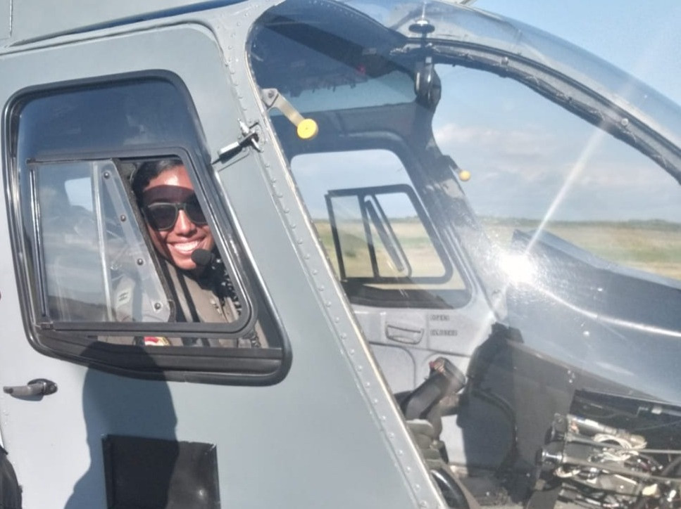 La piloto Leidy Jhirianny Tapia Du00edaz tras aterrizar el helicu00f3ptero OH 58A.