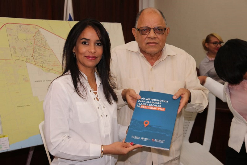 Directora INTRANT entrega Guu00eda Planes Localaes al alcalde de la Romana Josu00e9 Reyes