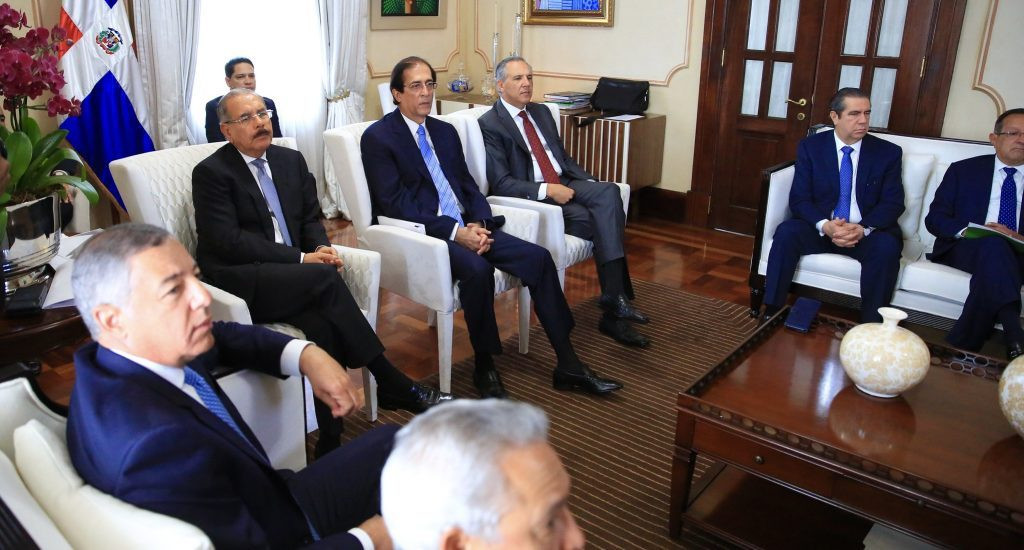 El presidente Danilo Medina, junto con los miembros del Comitu00e9 Fiduciario de Pedernales.