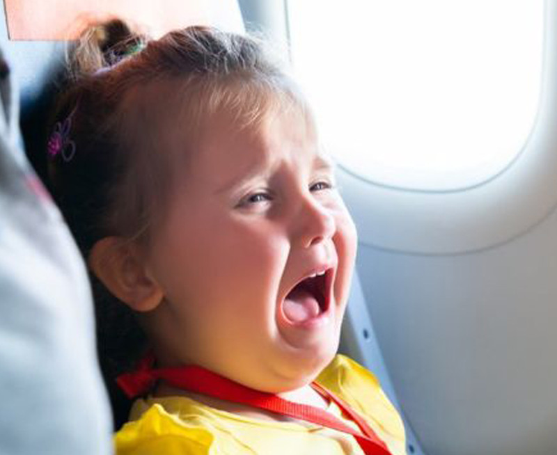 Niño llorando en avion