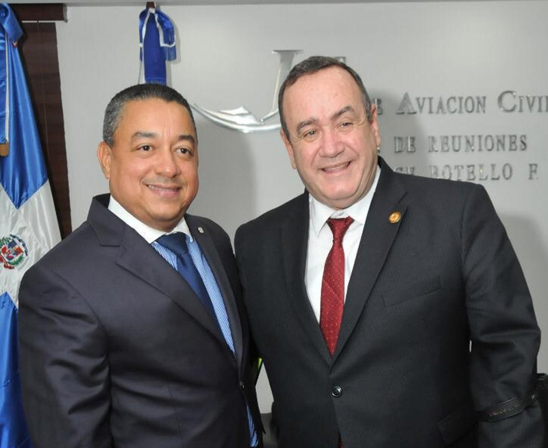 Alejandro Herrera con presidente de Guatemala