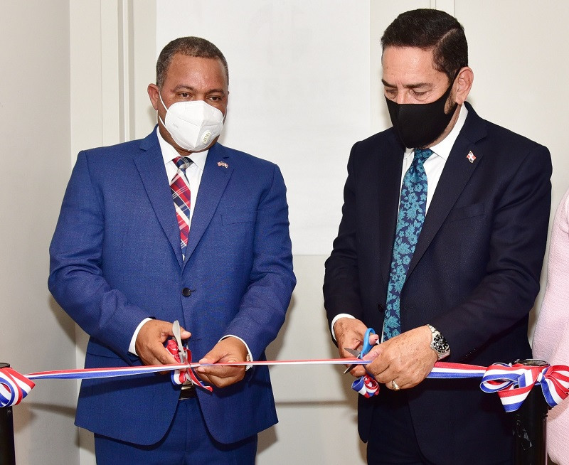 Rafael Arias y Consul Eligio Jaquez mientras inauguran oficina licencias New York