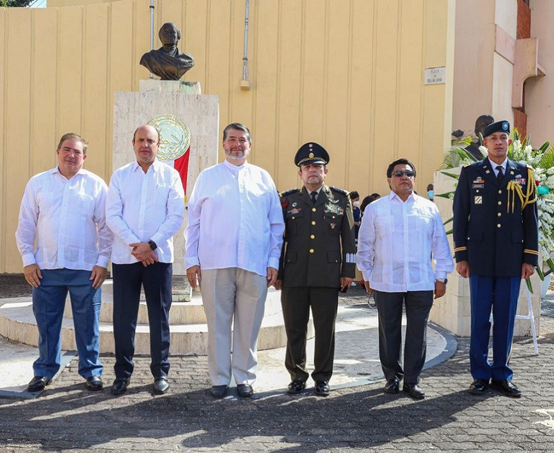 El embajador de Mu00e9xico Carlos Peu00f1afiel y el director general del IDAC Romu00e1n E. Caamau00f1o encabezaron la ofrenda floral para conmemorar el 211 aniversario de la independencia de Mu00e9xico.