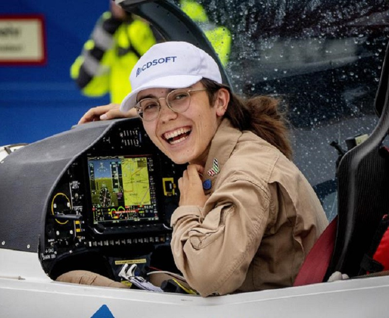 La piloto britu00e1nicoblega Zara Rutherford sonru00ede tras aterrizar con su aviu00f3n ultraligero Shark en el aeropuerto de Egelsbach en Fru00e1ncfort, Alemania