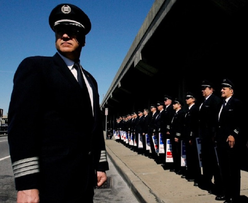 Pilotos de US Airways se manifiestan en las instalaciones de la aerolu00ednea en el aeropuerto de La Guardia en Queens.