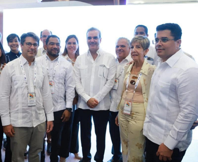 Presidente Luis Abinader junto al ministro de turismo David Collado y la senadora Ginette Bournigal junto a miembros de la delegaciu00f3n de Puerto Plata
