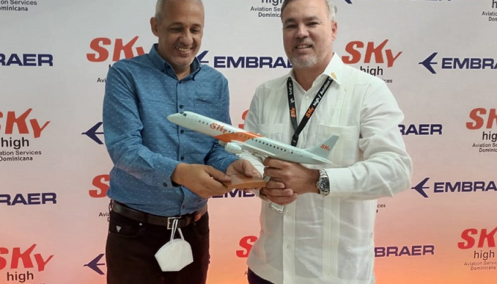 Pedro Domínguez director del diario digital El aviador.do recibe de Juan Chamizo presidente del diario digital El aviador.do un modelo a escala del avión Embraer 190