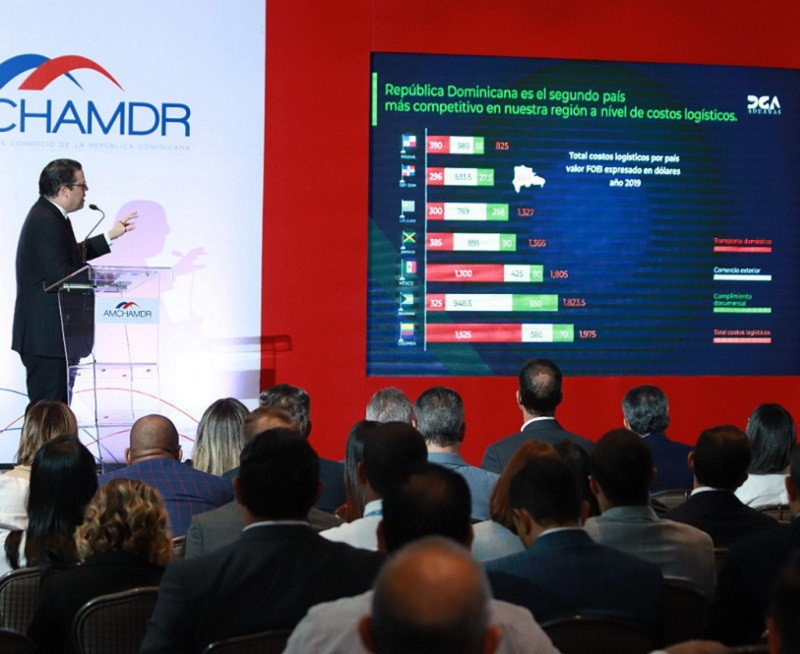 Director general de Aduanas, Eduardo Sanz Lovaton, orador invitado en el AMCHAMDR Talk.
