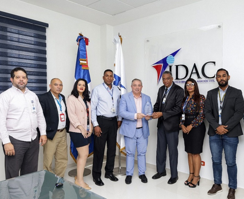 Héctor Porcella, director general interino del IDAC, reconocido por la Asociación de Especialistas en Servicios de Información Aeronáutica
