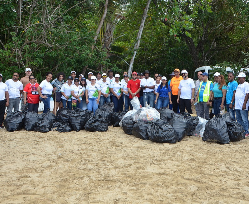 Jornada de limpieza de playa auspiciada por el IDAC en Punta Bergantín, Puerto Plata