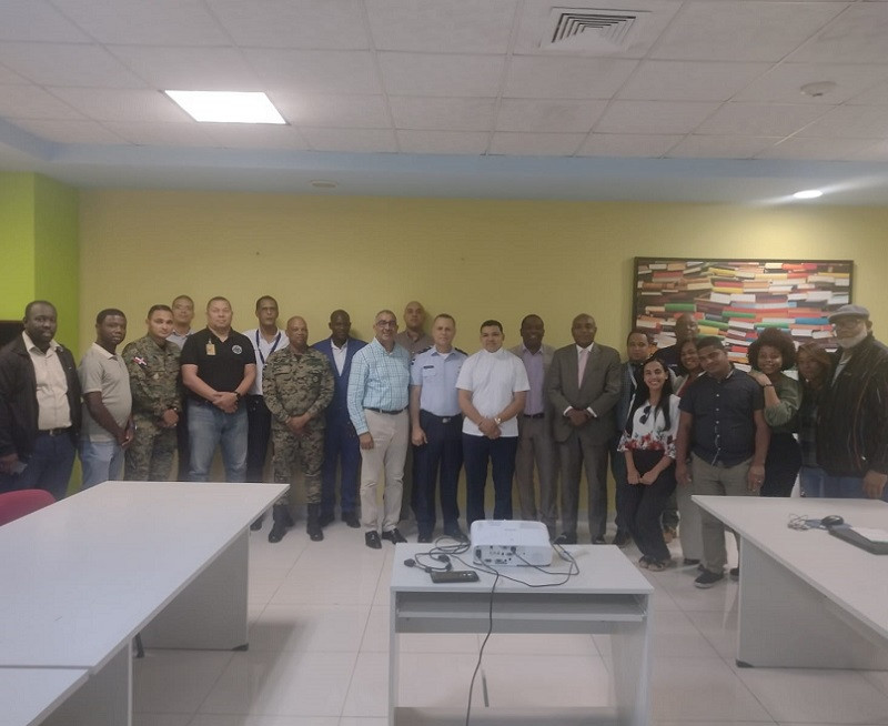 Participantes en el acto de presentación del proyecto de rescate y acondicionamiento del Río El Cachón.