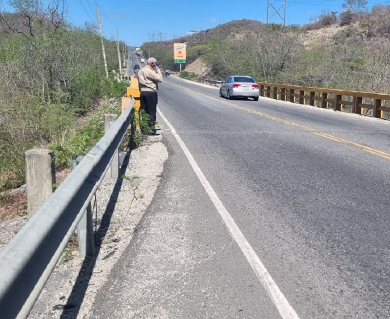 Tramo carretera con puente Galeón