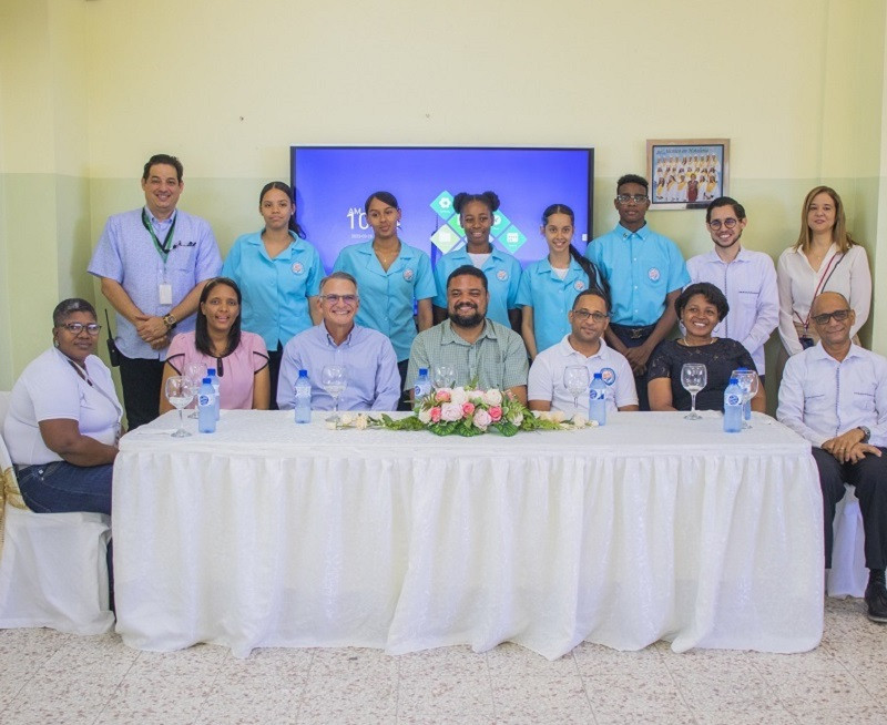Representantes de Santo Domingo Country Club, directiva del Politécnico Padre Joaquiín Roselló, estudiantes del politénico y representantes de la comunidad El Café de Herrera