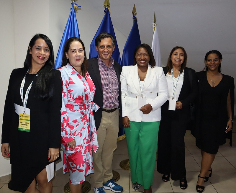 Clary Pimentel, Carolina Briones, Jimmy Pons, Mary Pérez, Yomaris Gómez y Yamil Rojas