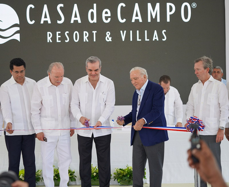 Corte de Cinta Ramón Menéndez, David Collado, Jose Pepe Fanjul, Luis Abinader, Alfonso Fanjul, Jose Fanjul Jr. y Andrés Pichardo Rosenberg