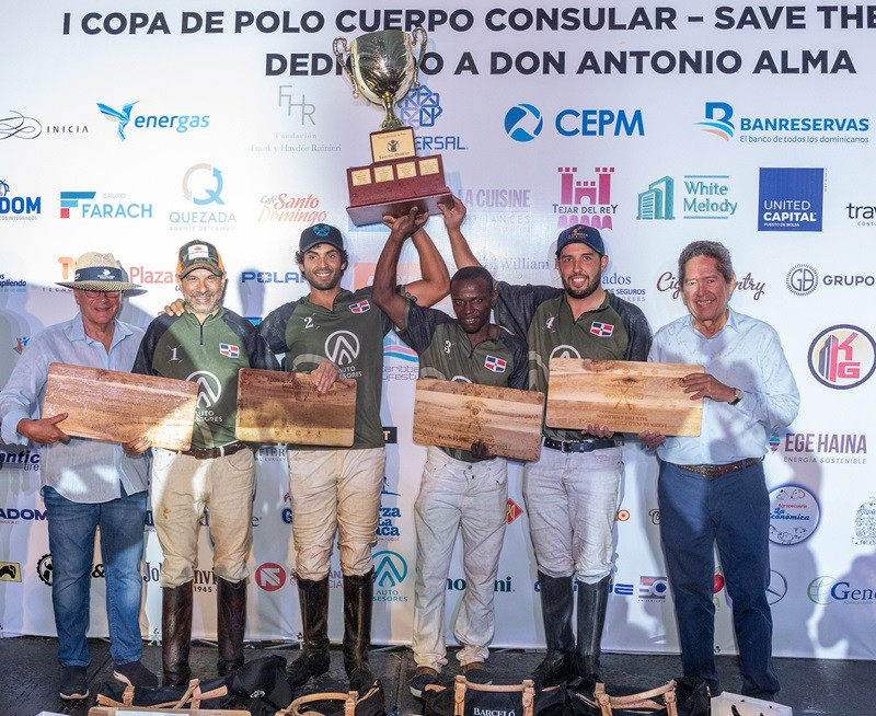 El equipo Cayacoa Autoasesores ganador de la Copa y el Campeonato Nacional