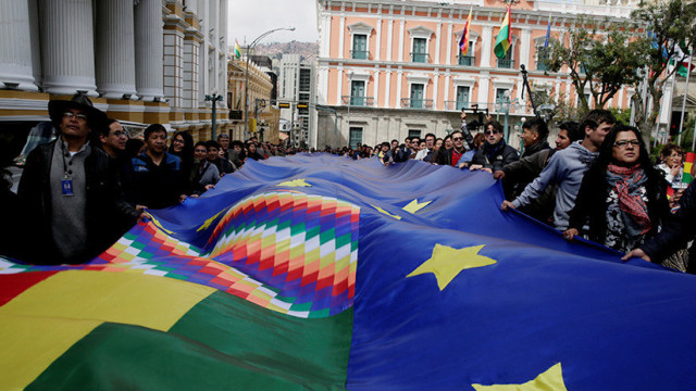 Personas marcha con una bandera gigante para apoyar la causa de mar para Bolivia. La Paz, Bolivia, el 26 de febrero de 2018.