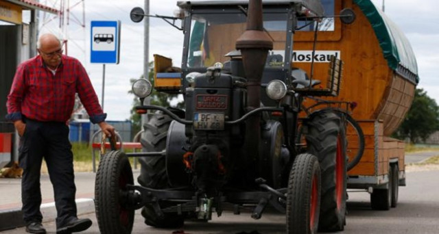 Huberrt Wirth, el veterano aficionado alemán que viaja en su tractor