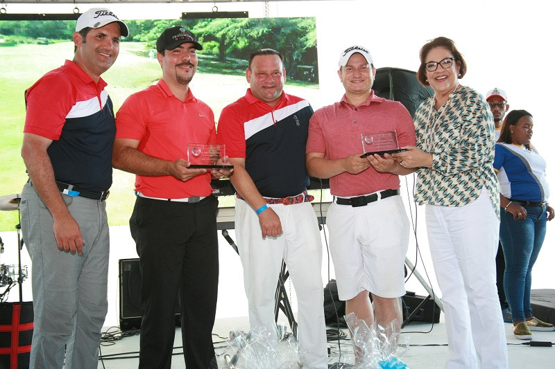 Familia Bermu00fadez recibe el reconocimiento pu00f3stumo a don Poppy Bermu00fadez del rector de PUCMM y miembros del comitu00e9 del torneo.