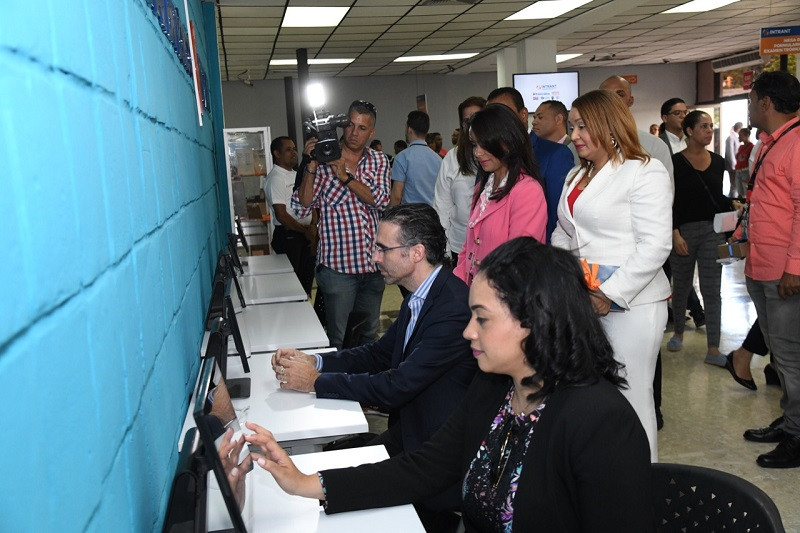 Usuarios tomando el examen virtual de licencias de conducir