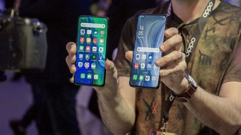 Imagen de dos dispositivos Oppo Reno. OPPO