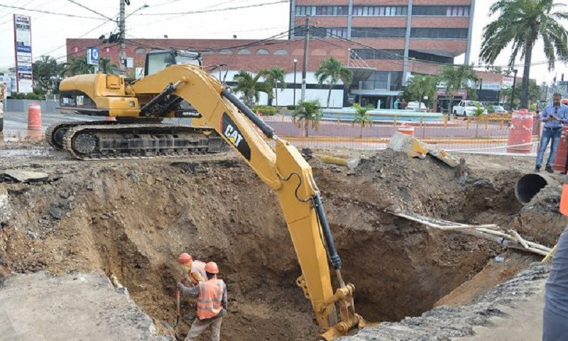 Caos en tru00e1nsito por reparaciu00f3n de tuberu00edas