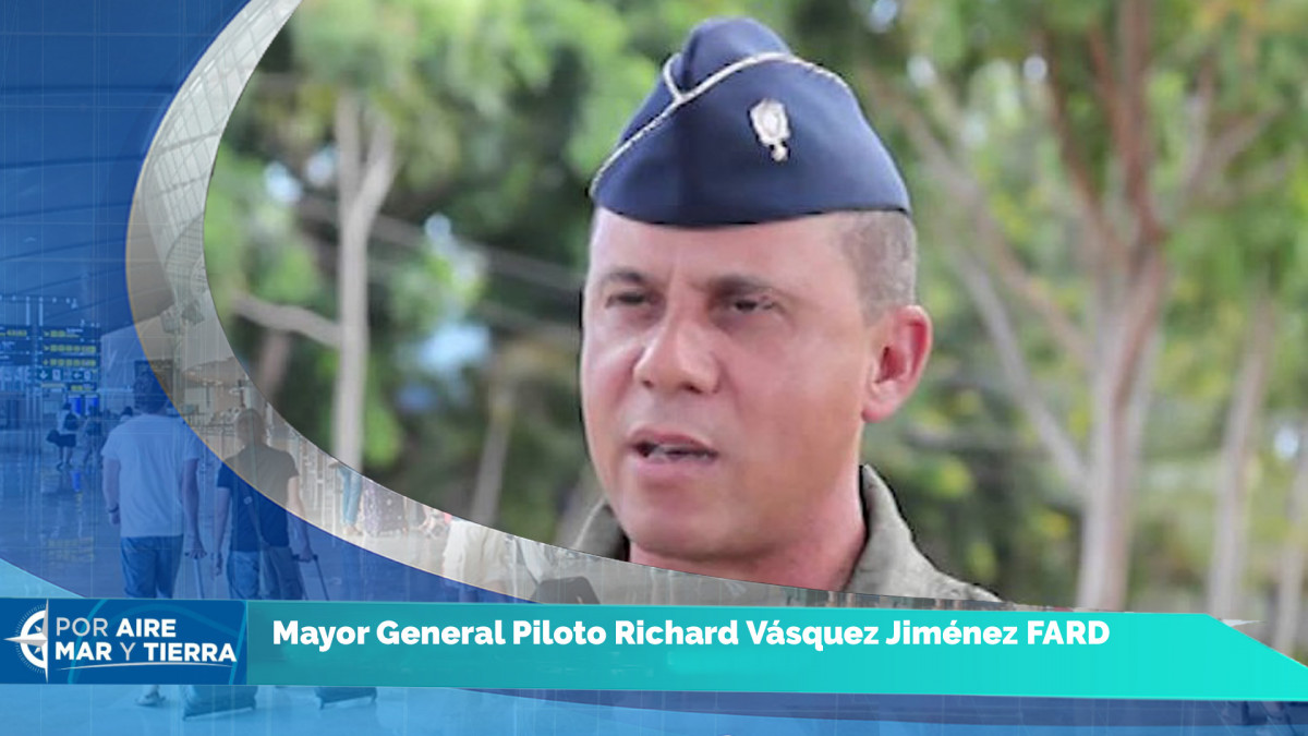 FOTO 4. Jefe de la Fuerza Au00e9rea habla sobre lo que habu00eda en el aviu00f3n de la instituciu00f3n