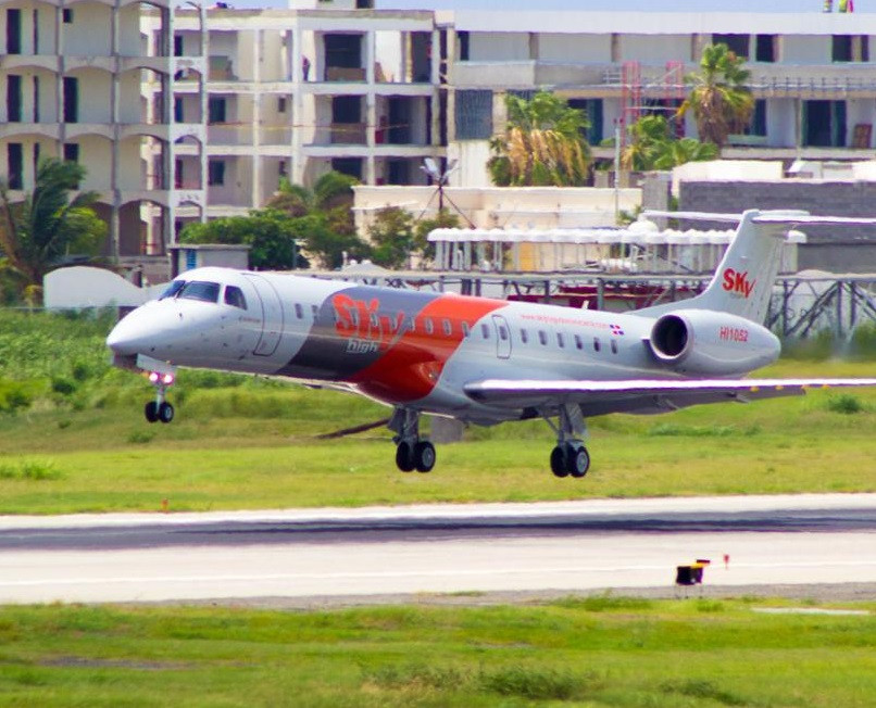 Avion Embraer 145 con nuevos colores