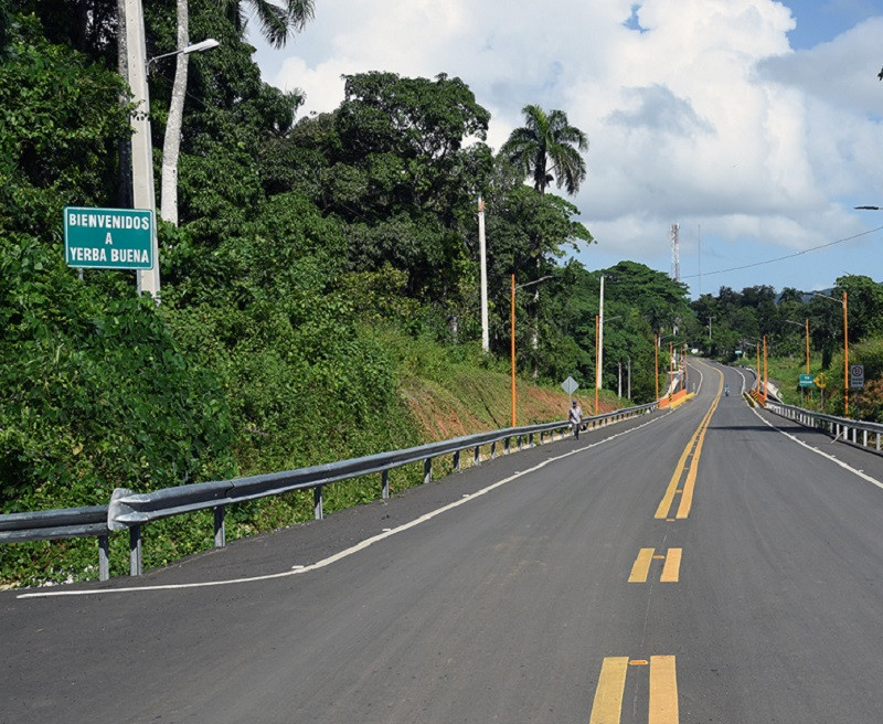 Carretera y puente Yerba Buena