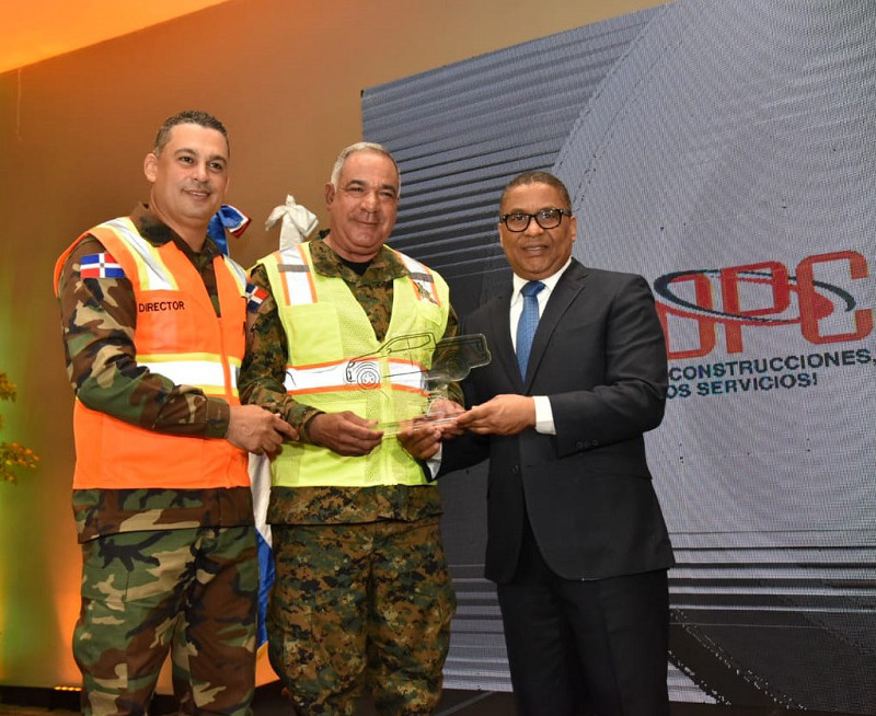 Pepu00edn y Douglas reconocen a Gonell. A