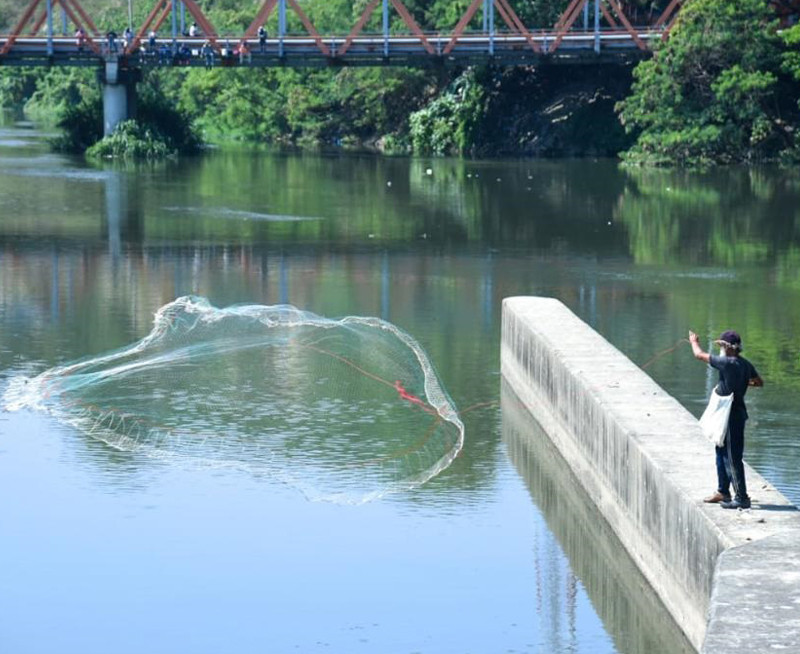 Pescador lanza atarraya