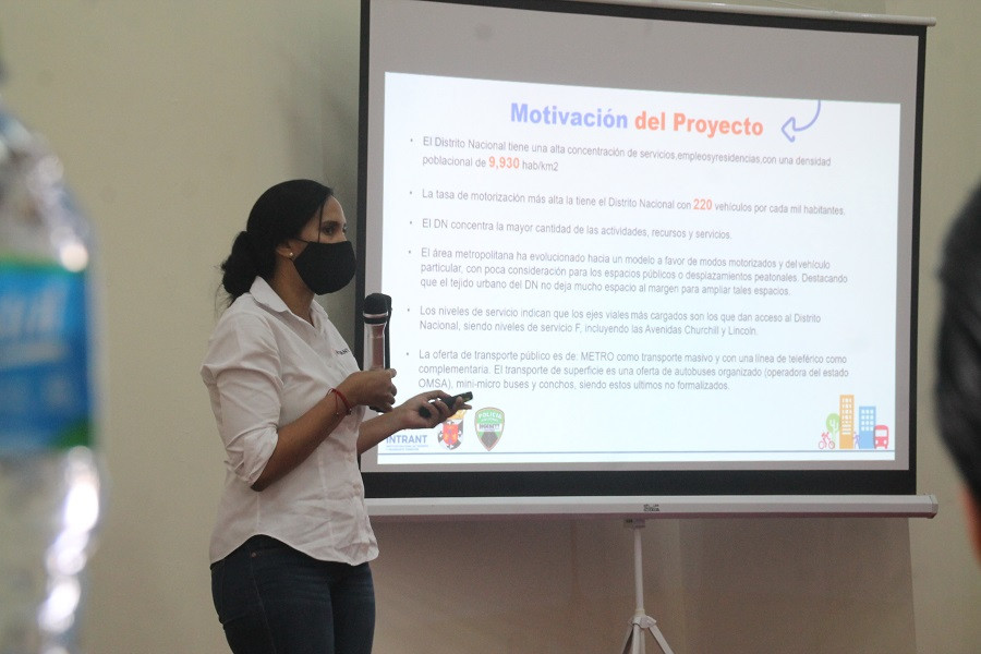 Alexandra Cedeu00f1o, directora movilidad del INTRANT