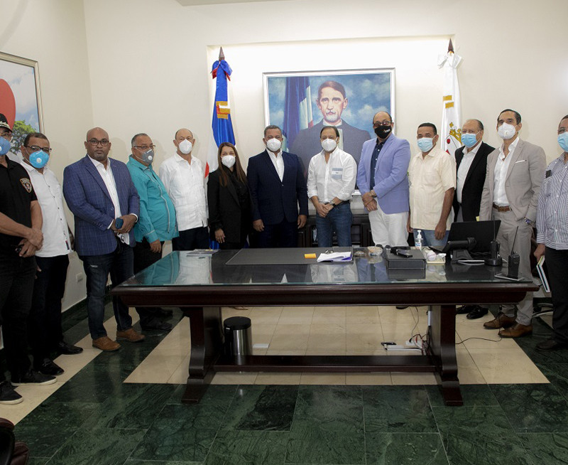 Director del INTRANT junto al Alcalde de Santiago y miembros de la sociedad civil