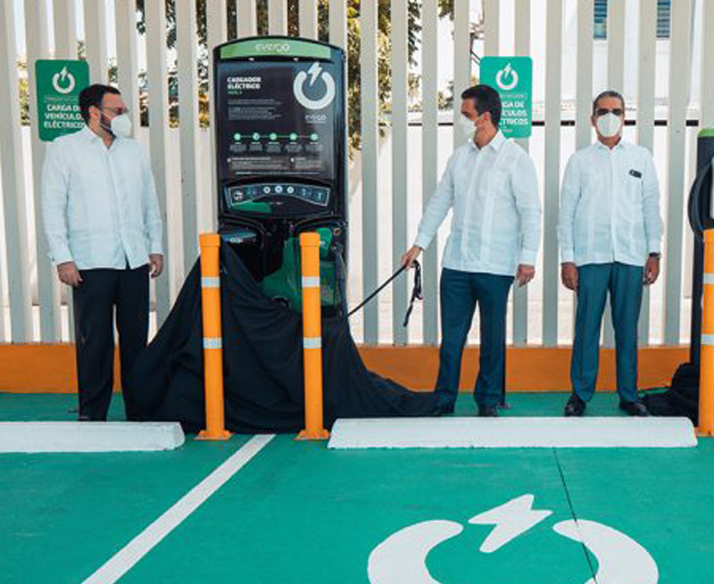 El Banco Popular e InterEnergy inauguraron centro de carga.
