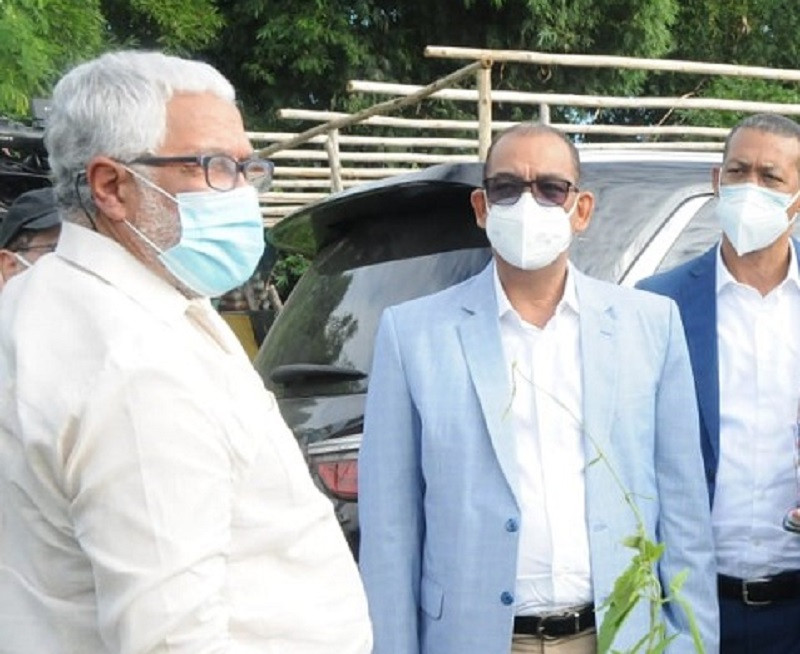 Deligne Asecencion en los Alcarrizos con el viceministro Colon