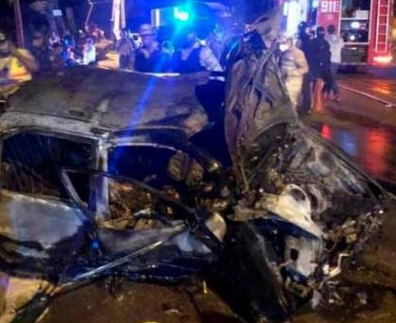 El vehu00edculo se incendiu00f3 tras el accidente.