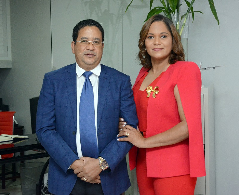 Héctor Acosta y Anabel Baldwin, ejecutivos de Baldwin agencia de viajes.