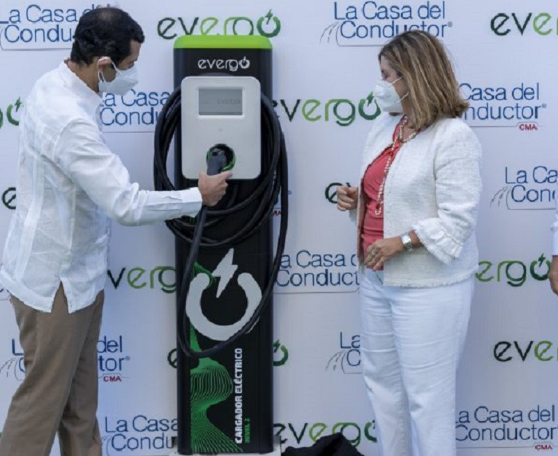 Casa conductor con estaciu00f3n de carga elu00e9ctrica