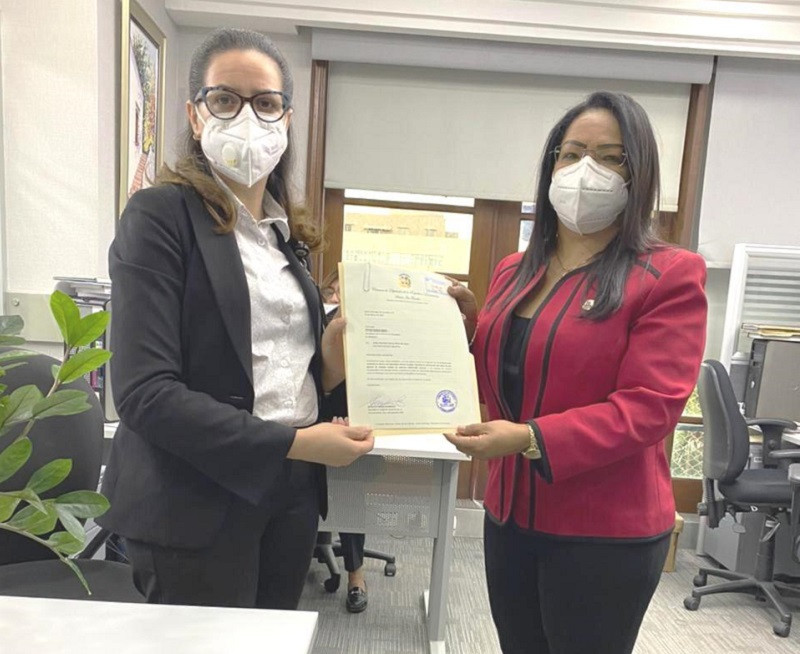 Diputada Servia Iris Familia deposita proyecto de resoluciu00f3n solicita eliminaciu00f3n de cobro de diez du00f3lares a dominicanos