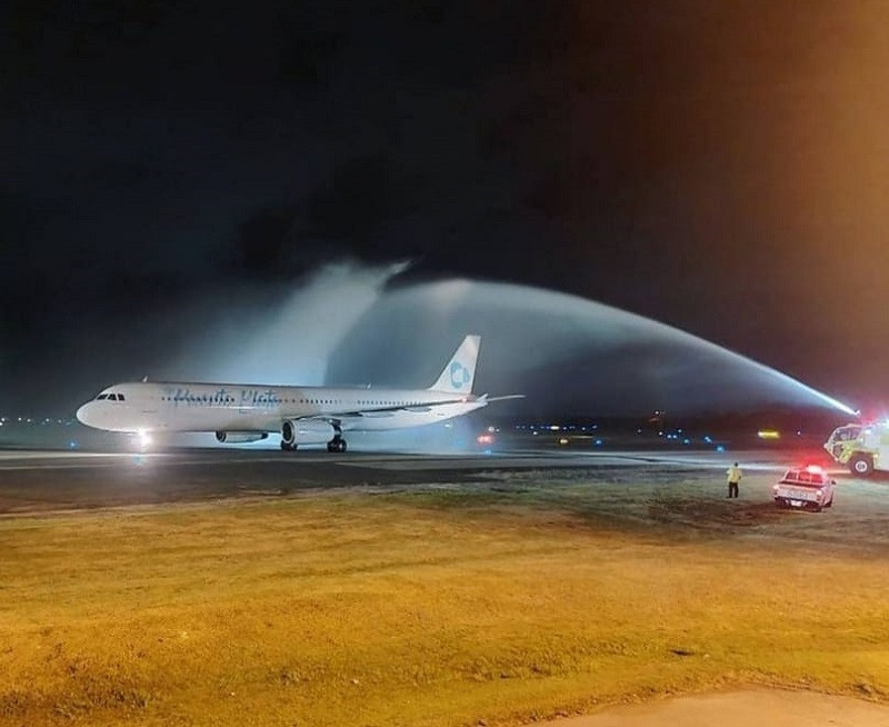 Avion de Sky Cana en arco de agua