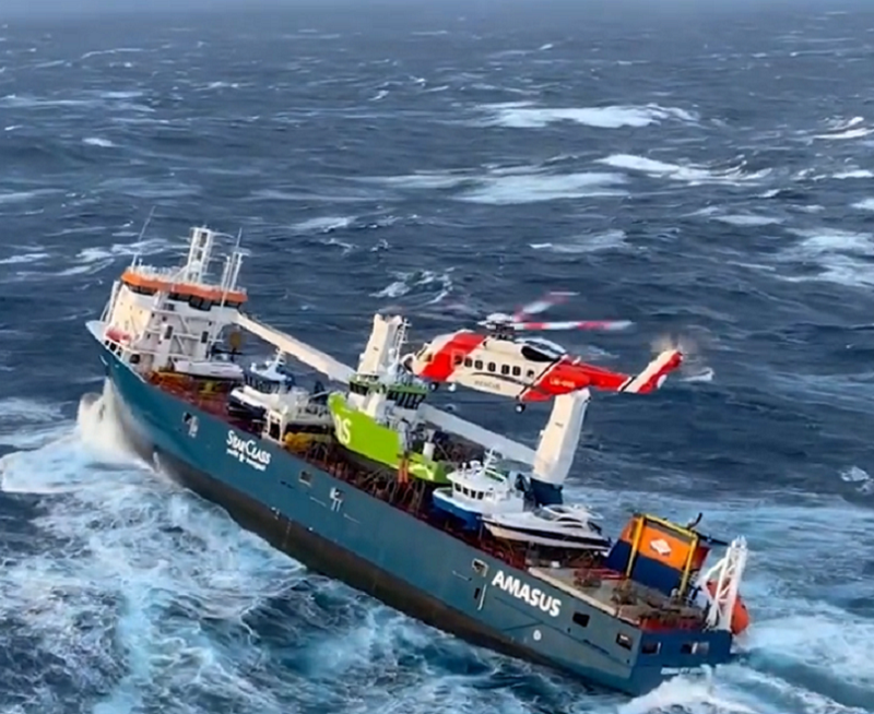 Nave cargo alla deriva