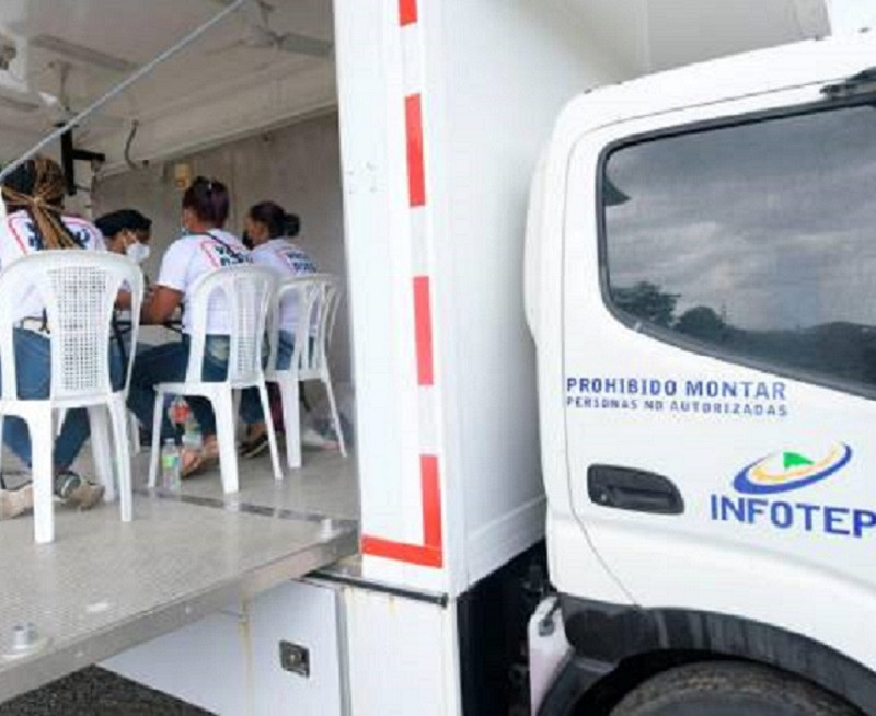 Vacunaciu00f3n en un vehu00edculo de Infotep. (FUENTE EXTERNA)