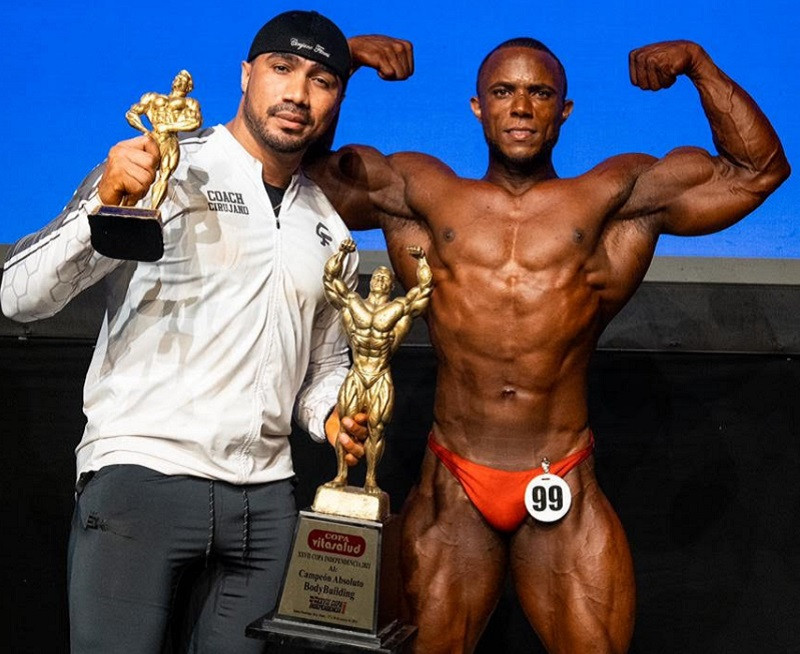 Cirujano Fitness junto a uno de sus atletas ganadores.