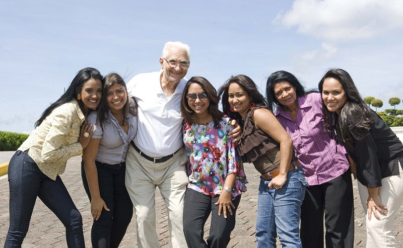 Persio Pu00e9rez junto a las colaboradoras El Nacional