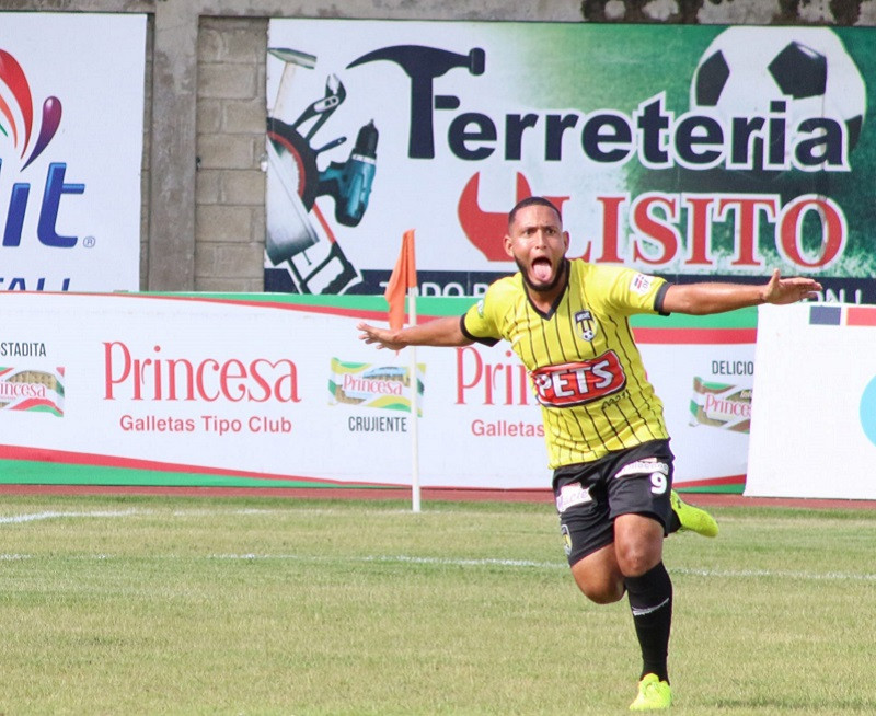 Juan Angeles MOCA FC celebrando el gol scaled