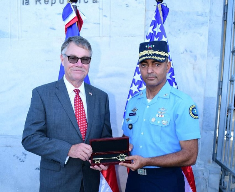 Alcalde de la ciudad de Fort Myes, Kevin Anderson y el director general del Cuerpo Especializado en Seguridad Aeroportuaria y de la Aviaciu00f3n Civil (CESAC) mayor general Tu00e9c. de Av. Carlos Febrillet Rodru00edguez, FARD