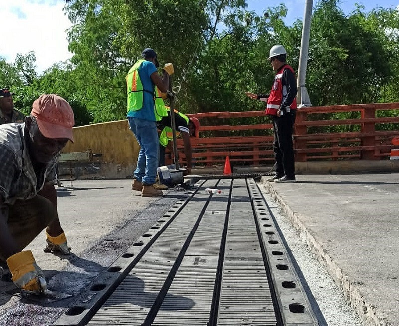 Junta terminada de colocar en el puente Mauricio Baez