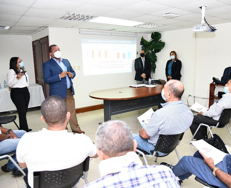 Director del INTRANT junto a directores de escuelas de choferes del Gran Santo Domingo